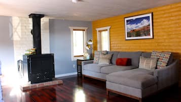 Smart TV, lareira, DVD player, aparelho de som