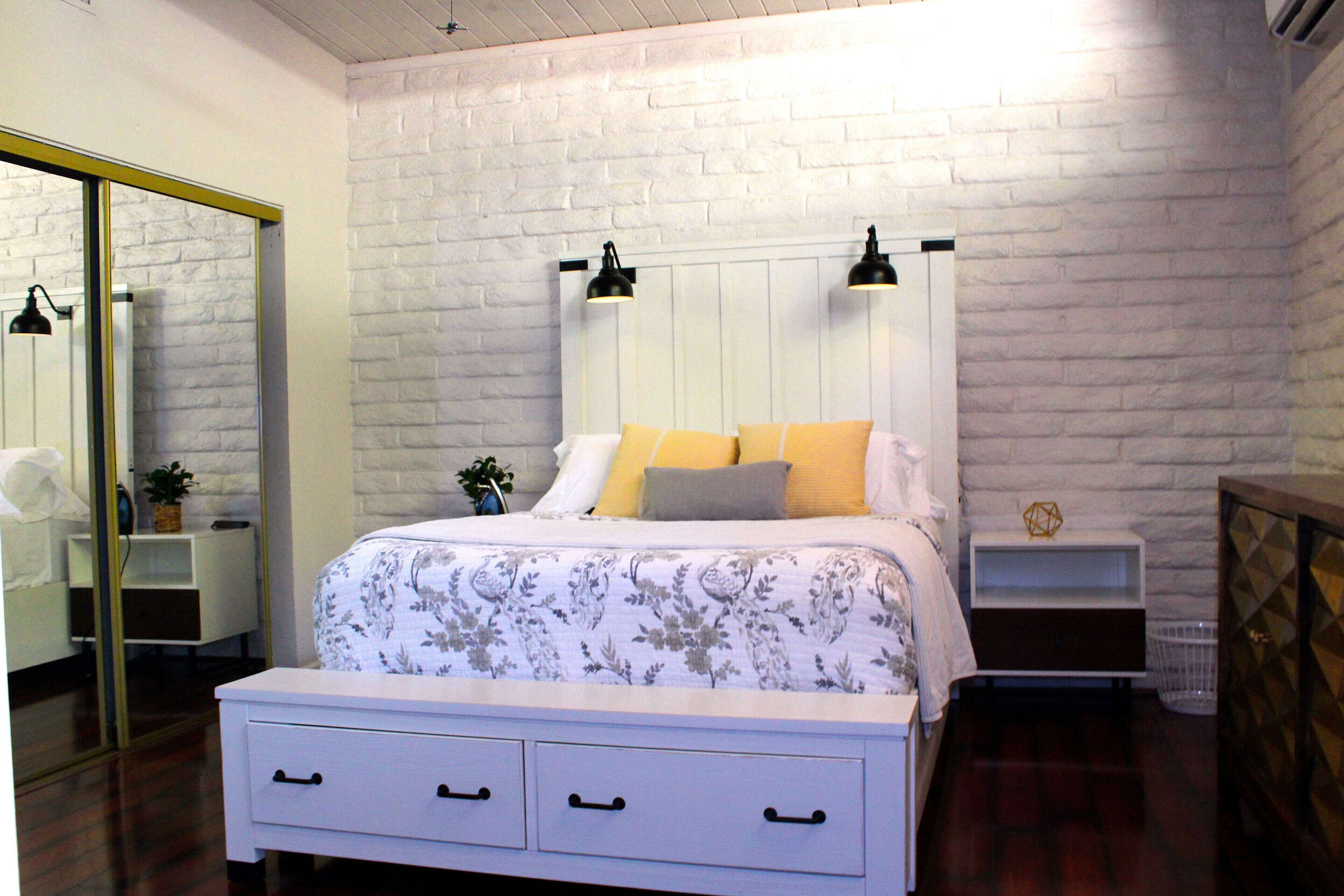 2 slaapkamers, een bureau, een strijkplank/strijkijzer, reisbedje