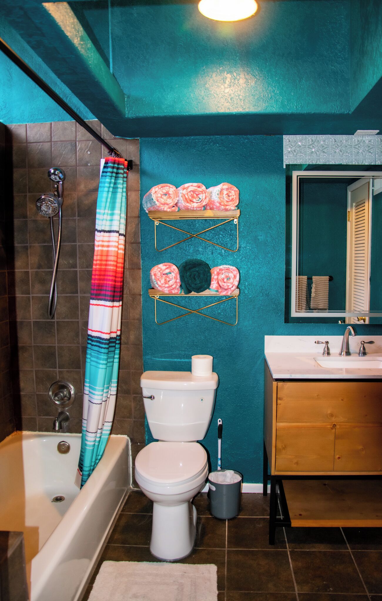 Un baño con bañera, inodoro y lavamanos.