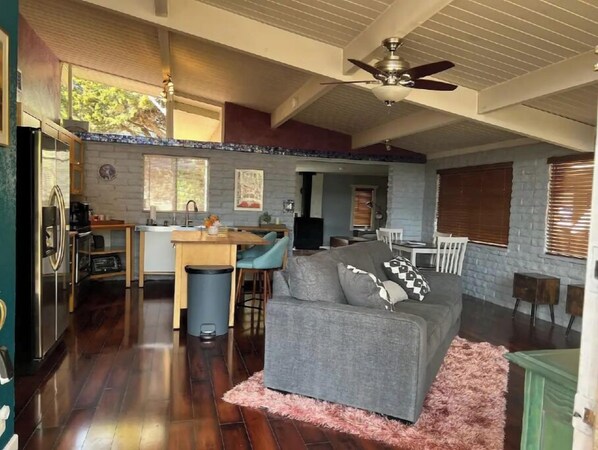 Älytelevisio, takka, DVD-soitin, kirjoja