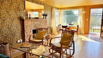 Smart TV, fireplace, books, offices