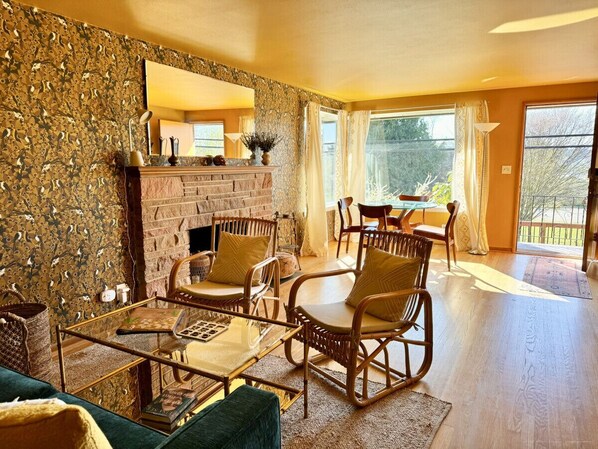 Smart TV, chimenea, libros, oficina