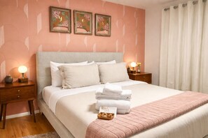 1 bedroom, desk, iron/ironing board, travel cot - ✨ Parkside Suite • Vintage Charm + Modern Comfort ✨ (Seattle)