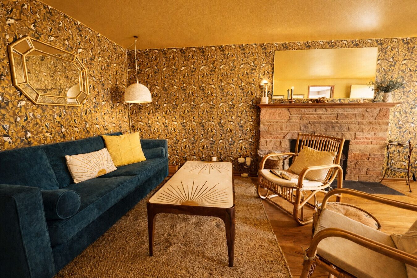 TV connectée, cheminée, livres, espaces bureaux