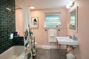 Hair dryer, towels - ✨ Parkside Suite • Vintage Charm + Modern Comfort ✨ (Seattle)