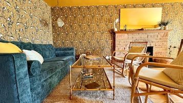 Smart TV, fireplace, books, offices