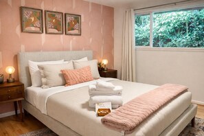 1 Schlafzimmer, Schreibtisch, Bügeleisen/Bügelbrett, Reisekinderbett