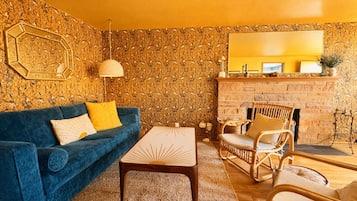 Smart TV, fireplace, books, offices