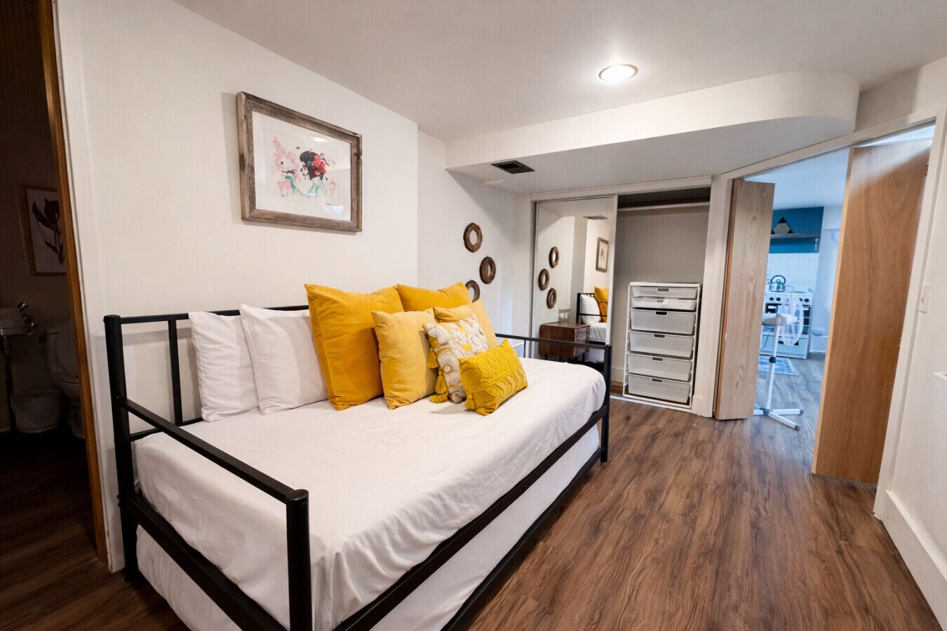 1 slaapkamer, een bureau, een strijkplank/strijkijzer, reisbedje
