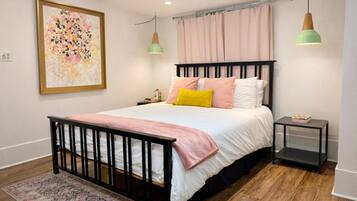 1 soverom, skrivebord, strykejern/-brett og reiseseng for barn