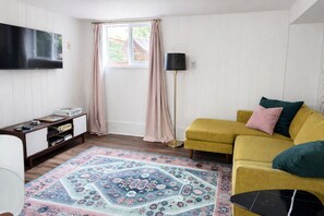 Smart TV, books - Stylish Fremont Suite | Walkable & Pet-Friendly (Seattle)