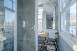 Basic Apartment, Multiple Beds | Bathroom | Shower, hair dryer, towels, soap - Modern and Luxurious 2 Bedroom Flat - Barons Court (London)