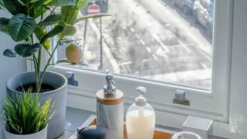 Basic Apartment, Multiple Beds | Food and drink