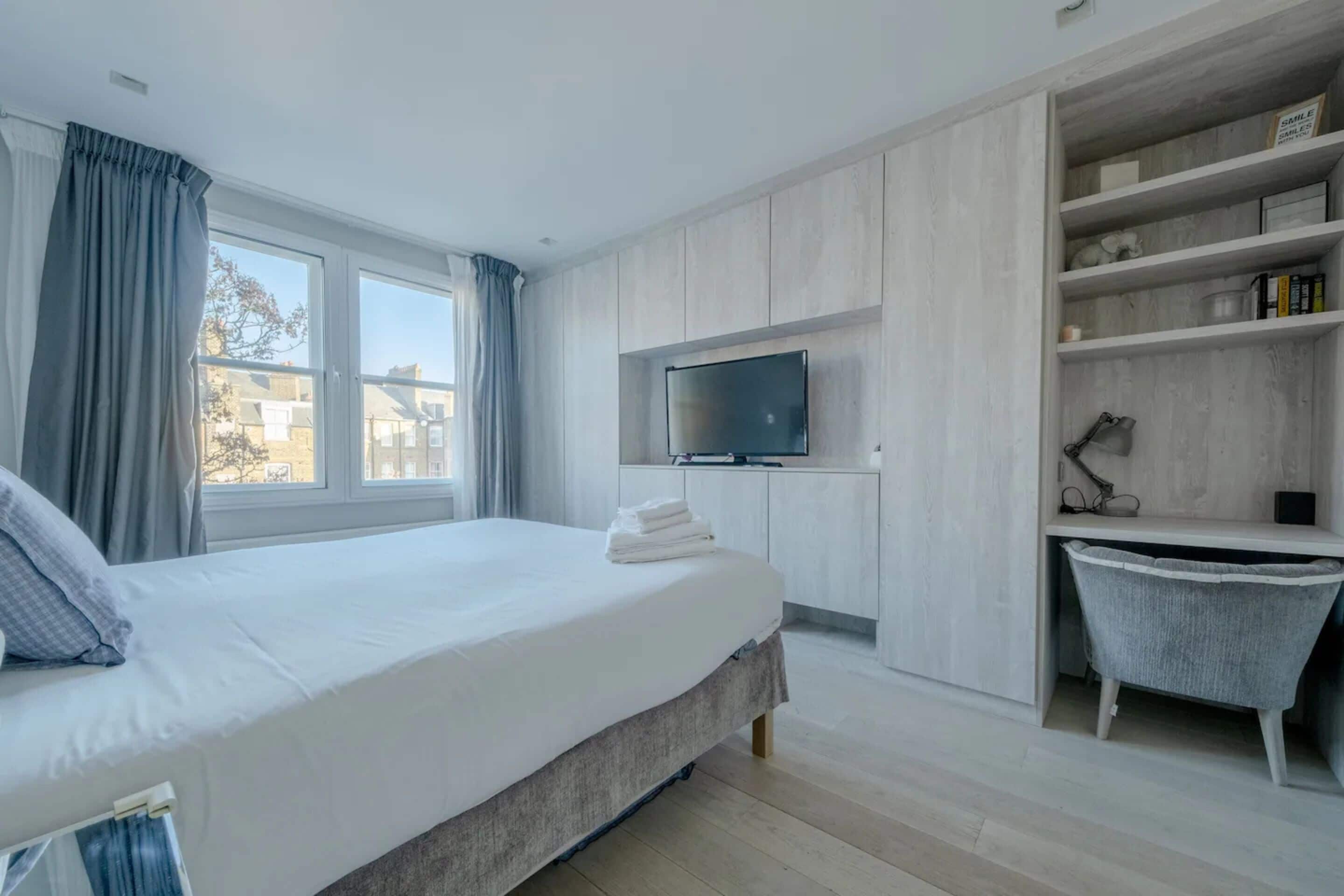 Basic Apartment, Multiple Beds | 2 bedrooms, laptop workspace, bed sheets