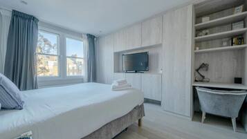 Basic Apartment, Multiple Beds | 2 bedrooms, laptop workspace, bed sheets