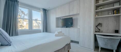 Basic Apartment, Multiple Beds | 2 bedrooms, laptop workspace, bed sheets