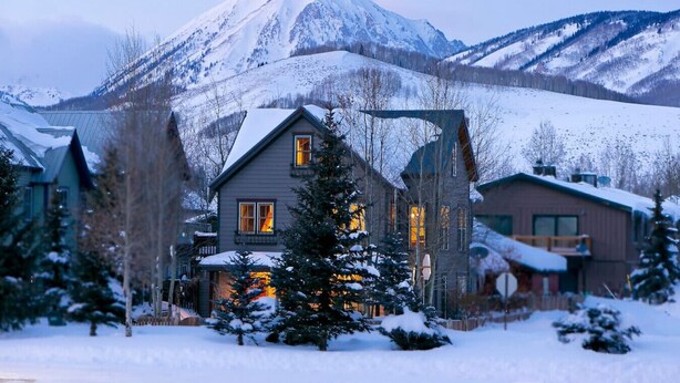 A snow-covered mountain with a house in the foreground. - Perfect spot for your group in Crested Butte! Convenient, walkable, pet friendly (Crested Butte)