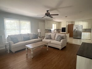Smart TV - Spacious ranch home in quiet neighborhood. (Muskogee)