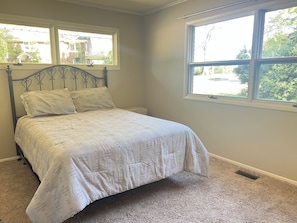 2 bedrooms, iron/ironing board, free WiFi, bed sheets - Spacious ranch home in quiet neighborhood. (Muskogee)
