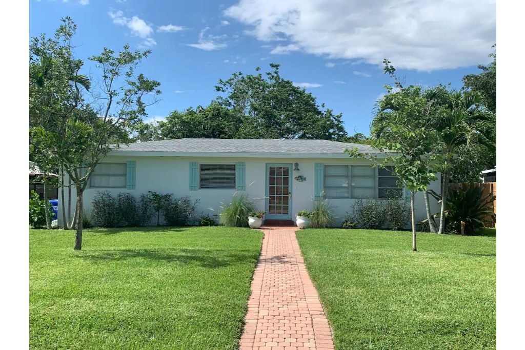 Pesce Cottage - Classic FL Charm & Great Location