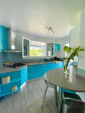 Réfrigérateur, micro-ondes, four, bouilloire électrique