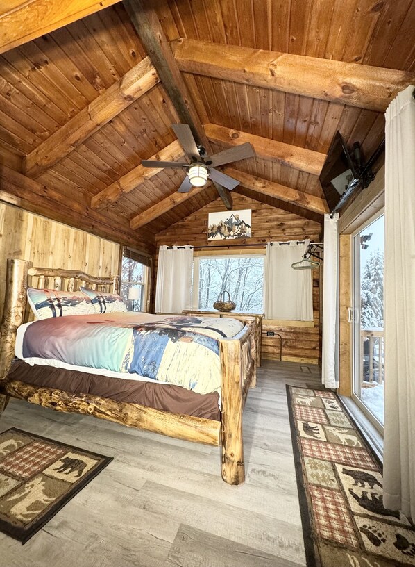 3 bedrooms, desk, travel crib, free WiFi - Beautiful log cabin close to all the wonders of the Adirondacks! (Johnsburg)