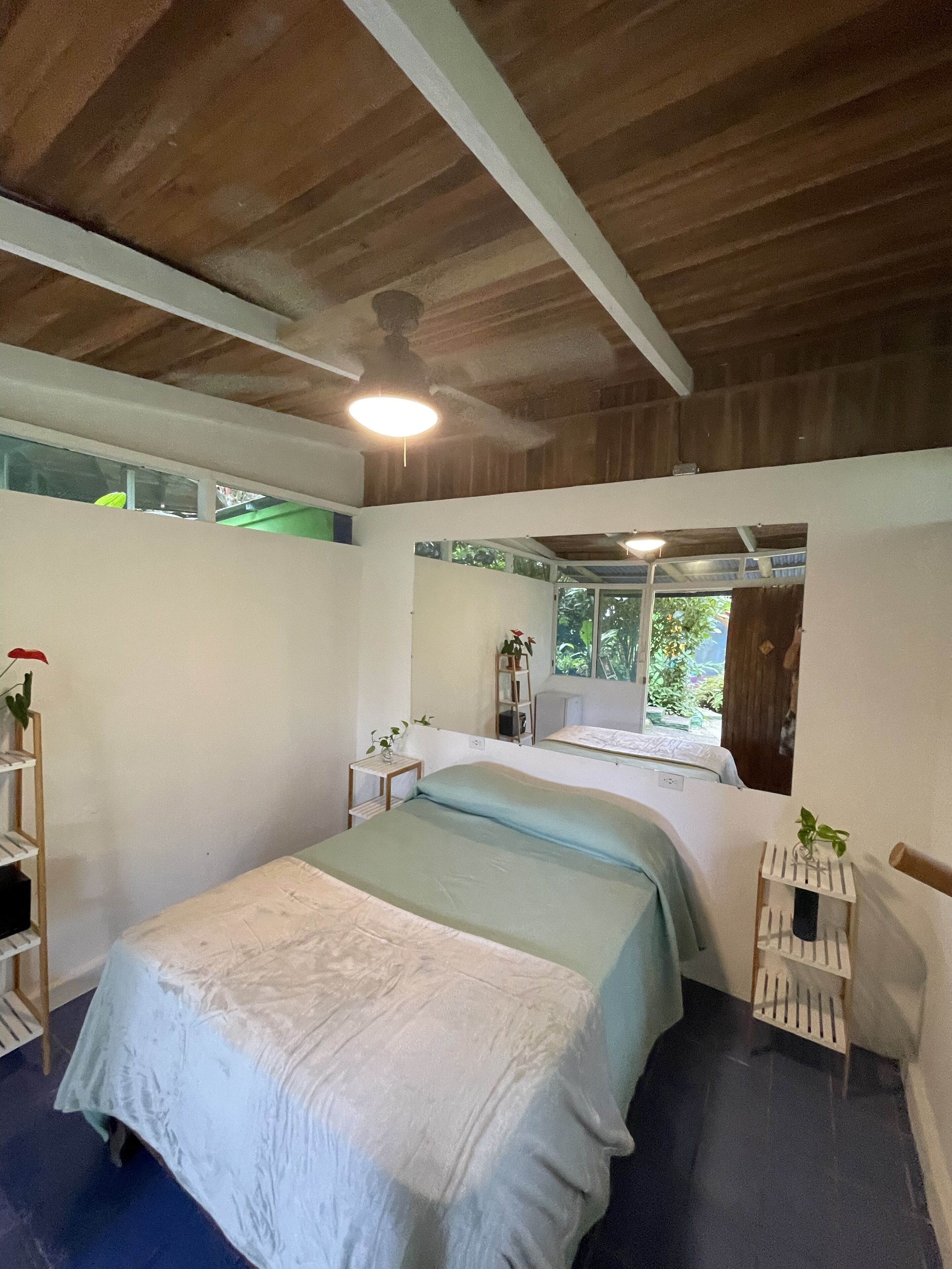 Espacio para trabajar con laptop, wifi gratis y ropa de cama 