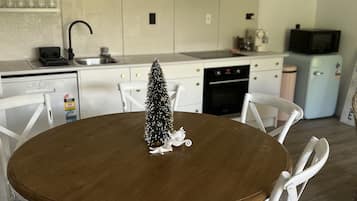 Kylskåp, mikrovågsugn, ugn och spishäll