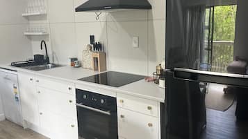 Køleskab, mikrobølgeovn, ovn, kogeplade