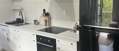 Refrigerador, microondas, horno, placa de cocina