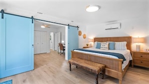 4 chambres, bureau, fer et planche à repasser, lit de bébé portatif