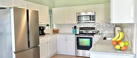 Réfrigérateur, four à micro-ondes, un four, surface de cuisson