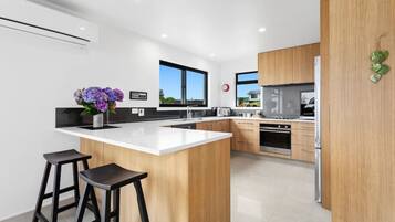 Fridge, microwave, stovetop, dishwasher