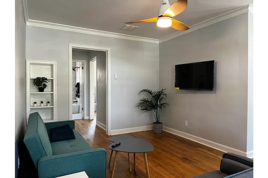 Elegant Midtown 1 BR w/ Free Parking. Pets OK!