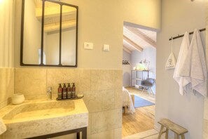 Dusche, Haartrockner, Handtücher, Seife
