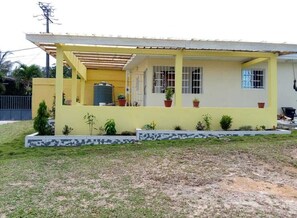 Property grounds - House in a silent neighborhood perfect for the family! (Libreville)