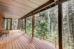 A wooden deck with a view of a forest. - Picturesque Cabin w/ Hot Tub (Nevada City)