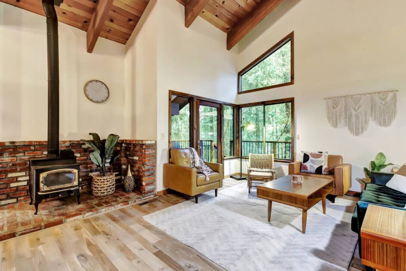 Smart-tv, een open haard, een tafeltennistafel en een kantoor