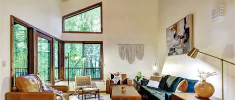 Een smart-tv, een open haard, een tafeltennistafel en een kantoor