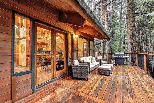 Picturesque Cabin w/ Hot Tub