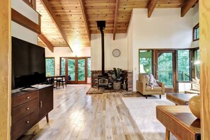 Smart-tv, pejs, bordtennisbord, kontorer