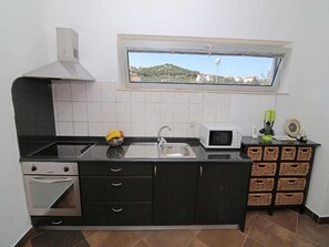 Réfrigérateur, micro-ondes, plaque de cuisson, cafetière/bouilloire