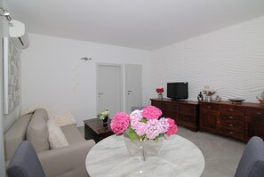 TV - Villa Vanda - One Bedroom Apartment with Swimming Pool (Dubrovnik)