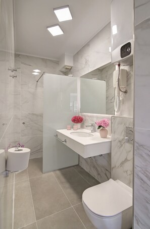 Ducha, secador de pelo, toallas