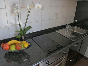 Frigorifero, microonde, piano cottura, macchina per tè/caffè