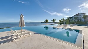 Pool - Punta Palmera Beach Front with private cold jacuzzI (Punta Cana)