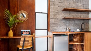 Deluxe Double Room | Minibar, in-room safe, desk, laptop workspace - Balance  Surf & Yoga Retreat (Tamanique)