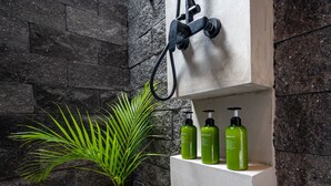 Deluxe Double Room | Bathroom | Shower, rainfall showerhead, towels, soap - Balance  Surf & Yoga Retreat (Tamanique)