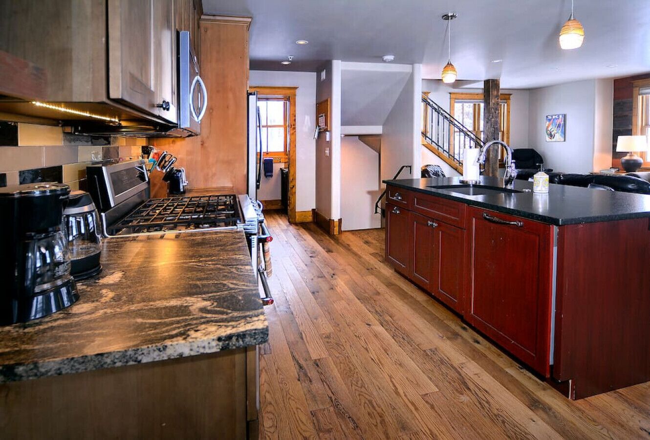 Kylskåp, mikrovågsugn, ugn och spishäll