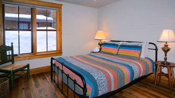 3 bedrooms, desk, iron/ironing board, travel crib